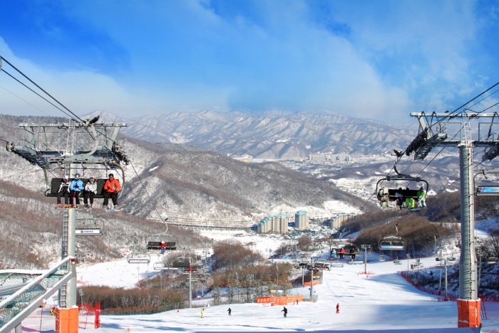 추운 겨울 한국을 방문한다면 새하얀 설경을 배경으로 스키나 스노보드 등 겨울레포츠를 만끽할 수 있다. 한국관광공사